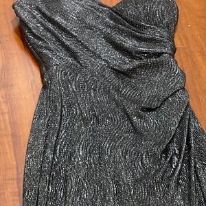 Women dresss XSCAPE.
• Asymmetrical neckline